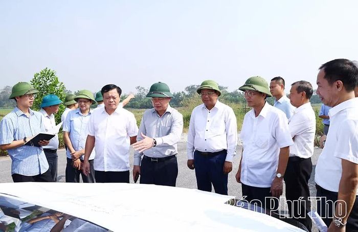 Phó Chủ tịch UBND tỉnh Quách Tất Liêm kiểm tra tiến độ Dự án đường liên xã Cao Đại - Tân Phú - Thổ Tang - Lũng Hòa.