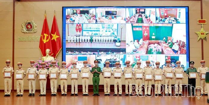Lãnh đạo Công an tỉnh trao Giấy khen của Giám đốc Công an tỉnh cho các tập thể, cá nhân.