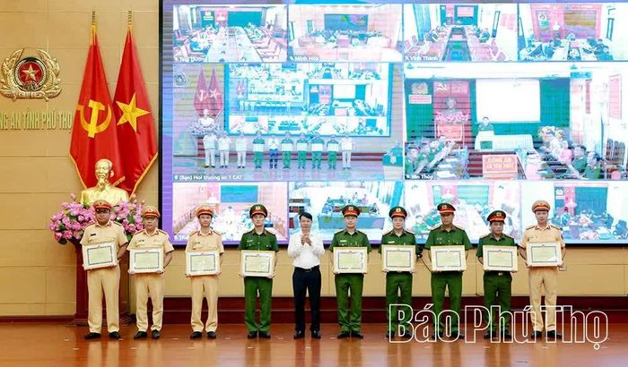 Đồng chí Phó Chủ tịch UBND tỉnh Nguyễn Khắc Hiếu trao Bằng khen của Chủ tịch UBND tỉnh cho các tập thể, cá nhân.