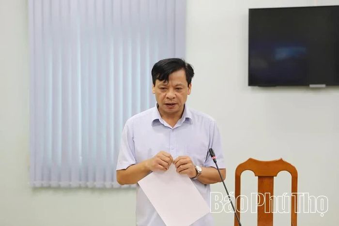 Đại diện Ban Tiếp công dân tỉnh báo cáo kết quả, tiến độ giải quyết các vụ việc khiếu nại, tố cáo được Chủ tịch UBND tỉnh giao tại các kỳ tiếp công dân.