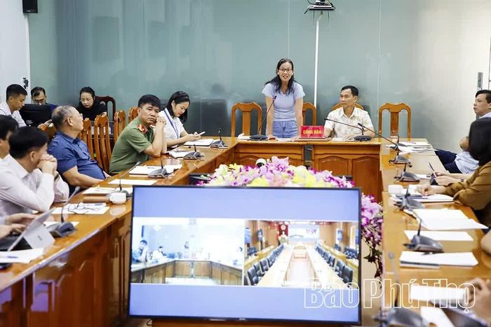 Công dân Đinh Thị Hằng báo cáo vụ việc tại buổi tiếp công dân.