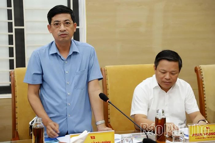 Lãnh đạo các sở, ngành phát biểu ý kiến.