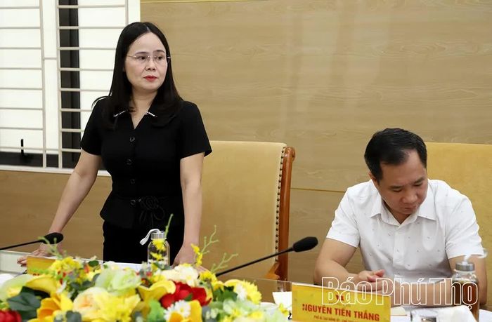 Lãnh đạo xã Hạ Hòa báo cáo tại buổi làm việc.