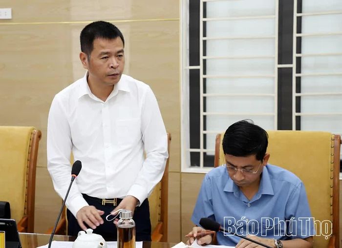Lãnh đạo Sở Xây dựng báo cáo tại buổi làm việc.