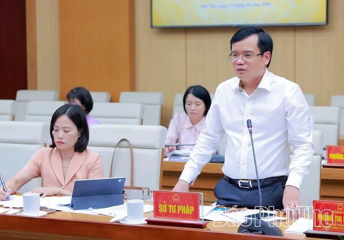 Lãnh đạo Sở Tư pháp báo cáo một số nội dung tại buổi làm việc.