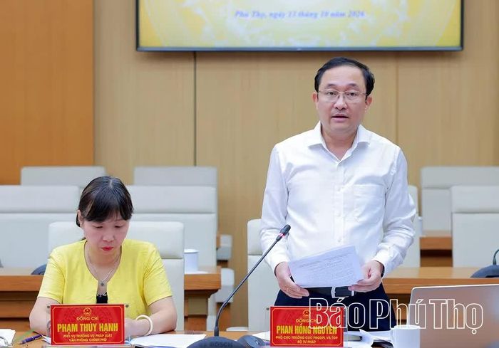 Thành viên đoàn công tác phát biểu thảo luận tại buổi làm việc.