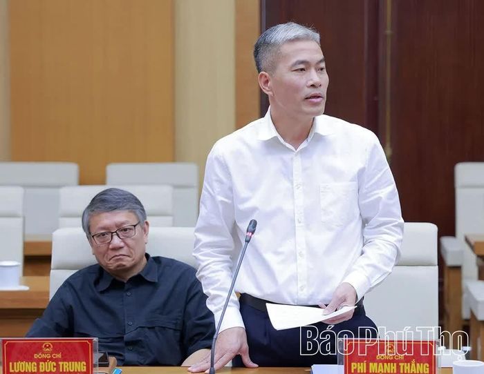 Thành viên đoàn công tác phát biểu thảo luận tại buổi làm việc.