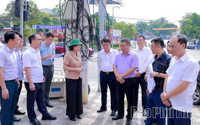 Đồng chí Phó Chủ tịch UBND tỉnh Phùng Thị Kim Nga kiểm tra khu vực dự kiến cải tạo hạ ngầm tuyến đường dây trung, hạ áp ở phường Nông Trang.