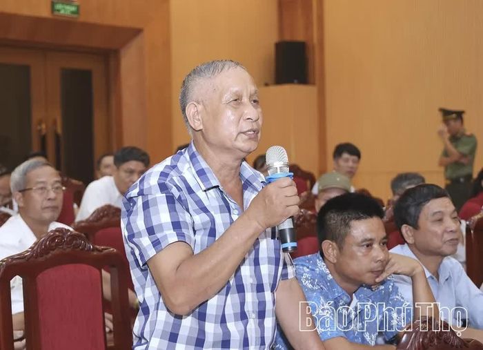 Cử tri phát biểu ý kiến tại buổi tiếp xúc.