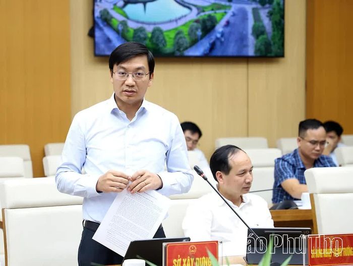 Lãnh đạo các sở, ngành phát biểu thảo luận.
