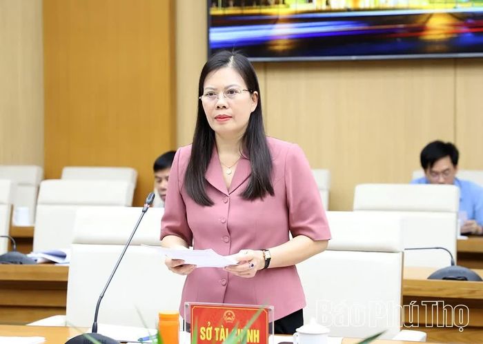 Lãnh đạo Sở Tài chính báo cáo tình hình thực hiện các chính sách kinh tế vĩ mô trên địa bàn tỉnh.