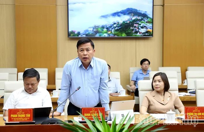 Các đồng chí Phó Chủ tịch UBND tỉnh phát biểu tại hội nghị.