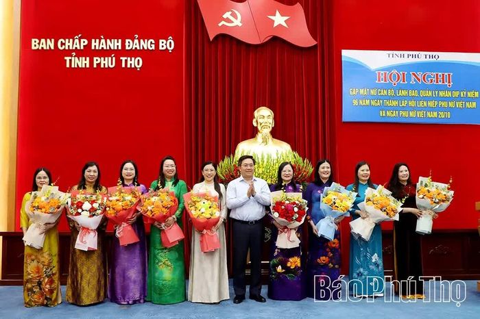 Đồng chí Chủ tịch UBND tỉnh Trần Duy Đông tặng hoa chúc mừng nữ cán bộ, lãnh đạo, quản lý.