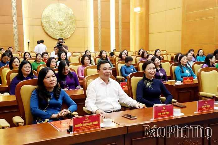 Các đại biểu dự hội nghị gặp mặt.