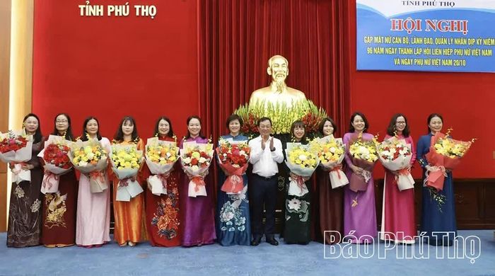 Đồng chí Phó Bí thư Thường trực Tỉnh ủy Bùi Văn Quang tặng hoa chúc mừng nữ cán bộ, lãnh đạo, quản lý.