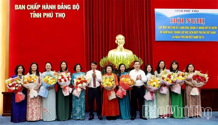 Đồng chí Phó Bí thư Tỉnh ủy Bùi Huy Vĩnh và đồng chí Phó Chủ tịch UBND tỉnh, Trưởng Ban Vì sự tiến bộ của phụ nữ tỉnh Phú Thọ Nguyễn Khắc Hiếu tặng hoa chúc mừng nữ cán bộ, lãnh đạo, quản lý.