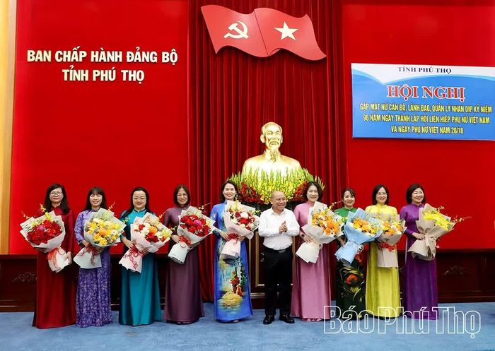 Đồng chí Phó Bí thư Tỉnh ủy, Chủ tịch HĐND tỉnh Bùi Đức Hinh tặng hoa chúc mừng nữ cán bộ, lãnh đạo, quản lý.