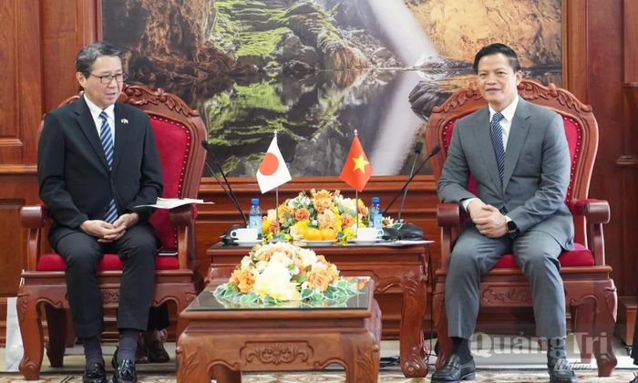Đồng chí Vương Quốc Tuấn, Bí thư Tỉnh ủy và ông Mori Takero, Tổng Lãnh sự Nhật Bản tại TP. Đà Nẵng trao đổi các nội dung hợp tác thời gian tới - Ảnh: Q.V
