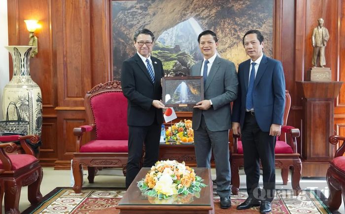 Đồng chí Vương Quốc Tuấn, Bí thư Tỉnh ủy tặng quà lưu niệm Tổng Lãnh sự quán Nhật Bản tại TP. Đà Nẵng - Ảnh: Q.V