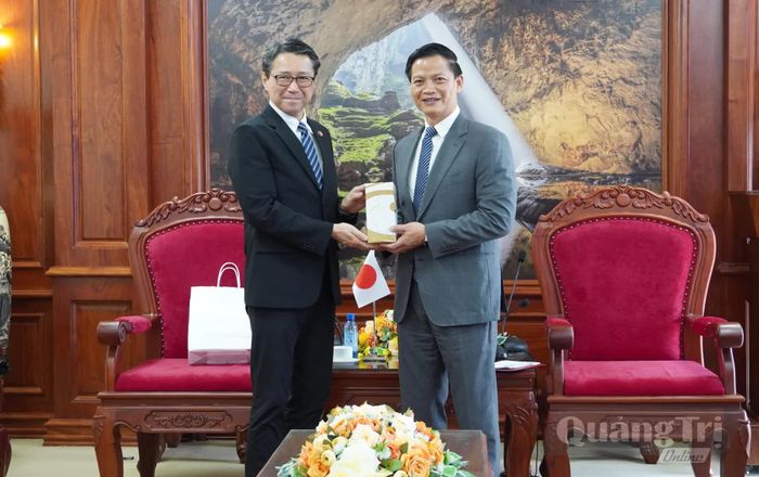 Ông Mori Takero, Tổng Lãnh sự Nhật Bản tại TP. Đà Nẵng tặng quà lưu niệm đồng chí Vương Quốc Tuấn, Bí thư Tỉnh ủy Quảng Trị - Ảnh: Q.V