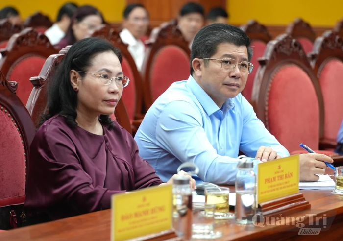 Đồng chí Trần Vũ Khiêm, Phó Bí thư Thường trực Tỉnh ủy, Trưởng đoàn đại biểu Quốc hội tỉnh, Phó trưởng Ban Chỉ đạo và đồng chí Phạm Thị Hân, Phó Chủ tịch Thường trực HĐND tỉnh tham dự phiên họp - Ảnh: T.Đ