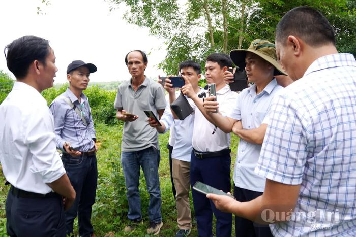 Đại diện Phòng Kinh tế, UBND xã Cồn Tiên cung cấp thông tin cho đoàn - Ảnh: Đ.V