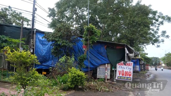 Người dân thôn Lan Đình sống trong những ngôi nhà chật hẹp, xuống cấp nhưng chưa thể xây dựng, sửa chữa vì chưa có "sổ đỏ" - Ảnh: P.K