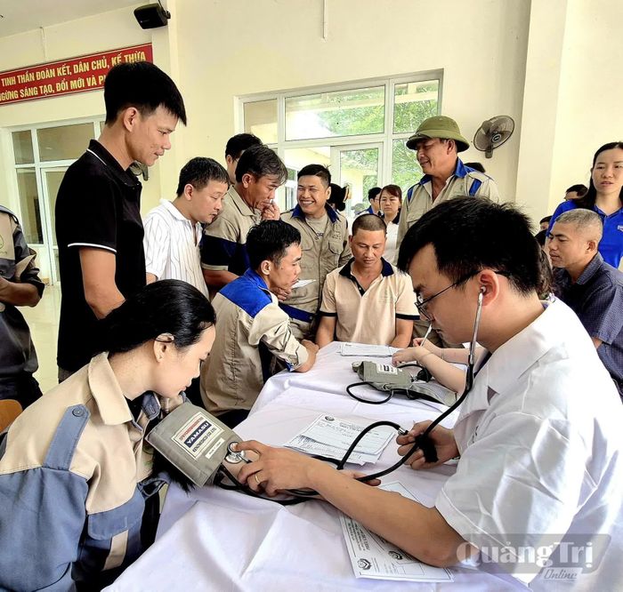 Khám sức khỏe định kỳ cho người lao động, một trong những điều khoản có lợi được cụ thể hóa từ thỏa ước lao động tập thể - Ảnh: K.S