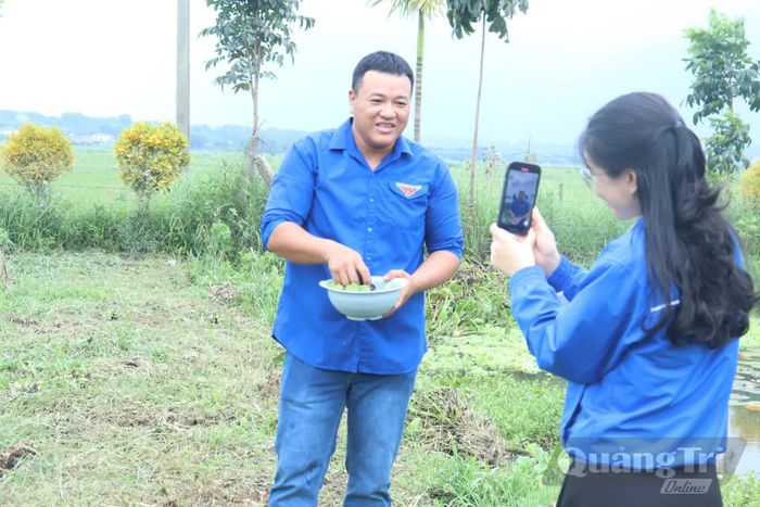 Anh Trần Công Hiếu được hỗ trợ giới thiệu sản phẩm qua nền tảng số - Ảnh: T.P