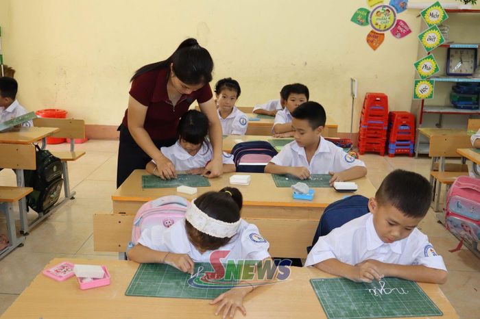 Giờ học tiếng Việt của cô và trò Trường Tiểu học và THCS Tường Hạ.