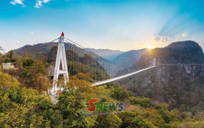 Cầu kính Bạch Long tại Khu du lịch Mộc Châu Island.      Ảnh: PV