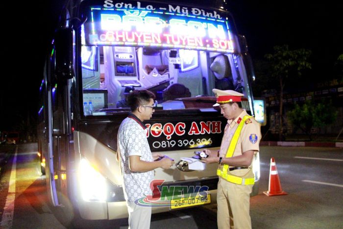 Cán bộ Phòng Cảnh sát Giao thông kiểm tra hành chính phương tiện giao thông chở khách. 