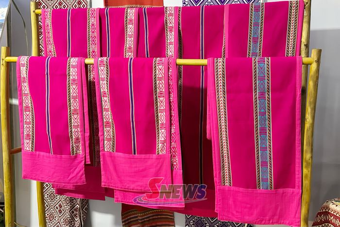 Khăn choàng từ thổ cẩm dân tộc.