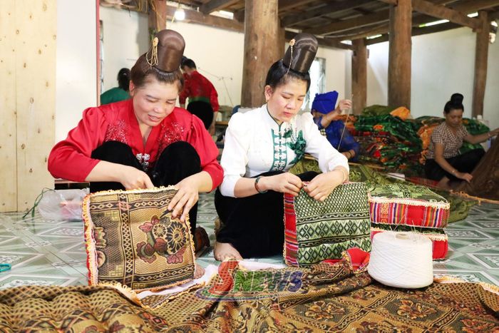 Phụ nữ xã Quỳnh Nhai làm đệm ngồi.