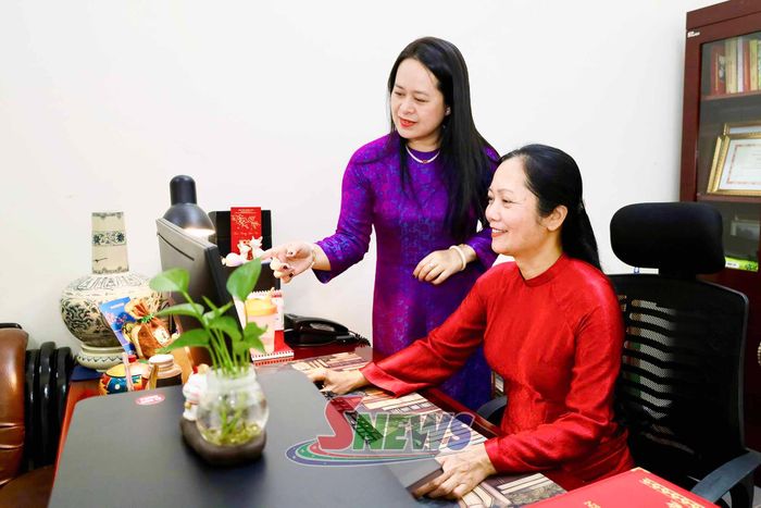 Đoàn viên Công đoàn Phòng Báo in điện tử hưởng ứng “Tuần lễ Áo dài”.