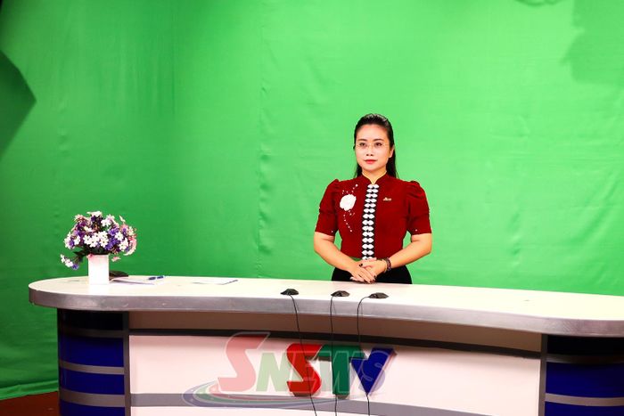 Phát thanh viên trong trang phục dân tộc Thái.