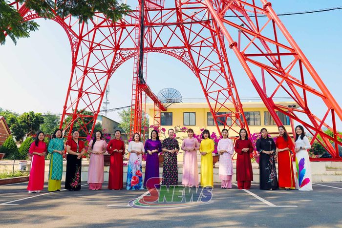 Nữ đoàn viên Báo và Phát thanh, truyền hình Sơn La hưởng ứng “Tuần lễ Áo dài”.