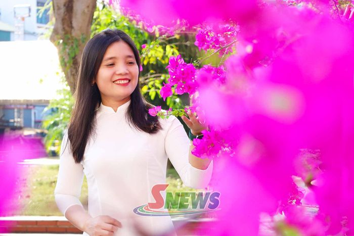 Nữ đoàn viên lưu giữ khoảnh khắc đẹp trong ngày đầu hưởng ứng tuần lễ.