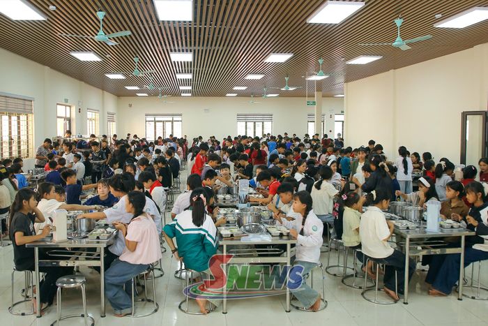 Bữa ăn trưa của học sinh Trường Phổ thông nội trú Tiểu học và THCS Chiềng Sơn.