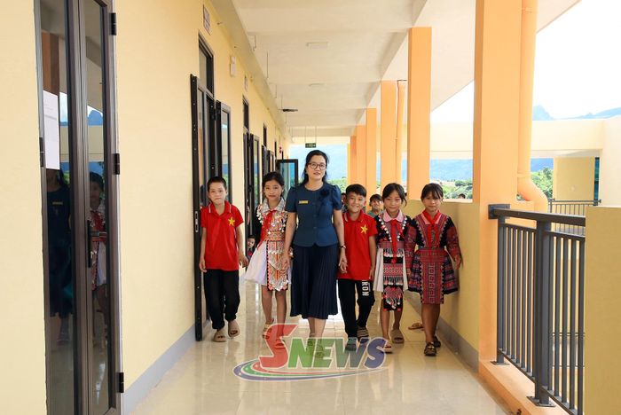 Cô và trò Trường Phổ thông nội trú Tiểu học và THCS Chiềng Sơn trong khu nội trú khang trang, sạch đẹp