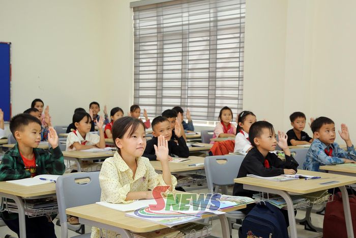 Các em phấn khởi được học tập trong ngôi trường mới khang trang