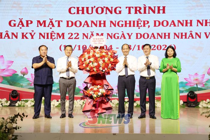 Thường trực Tỉnh ủy, HĐND, UBND, Ủy ban MTTQ Việt Nam tỉnh tặng hoa chúc mừng Ngày Doanh nhân Việt Nam. Ảnh: PV