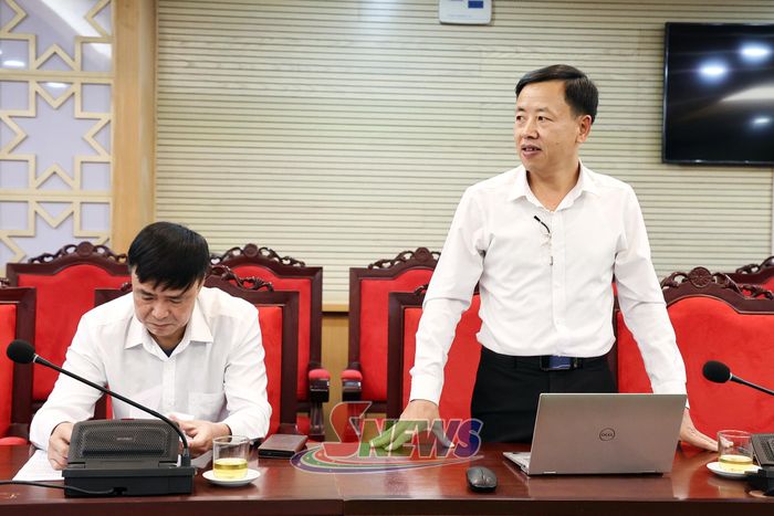 Lãnh đạo Báo và Phát thanh, truyền hình Sơn La phát biểu tại cuộc làm việc.