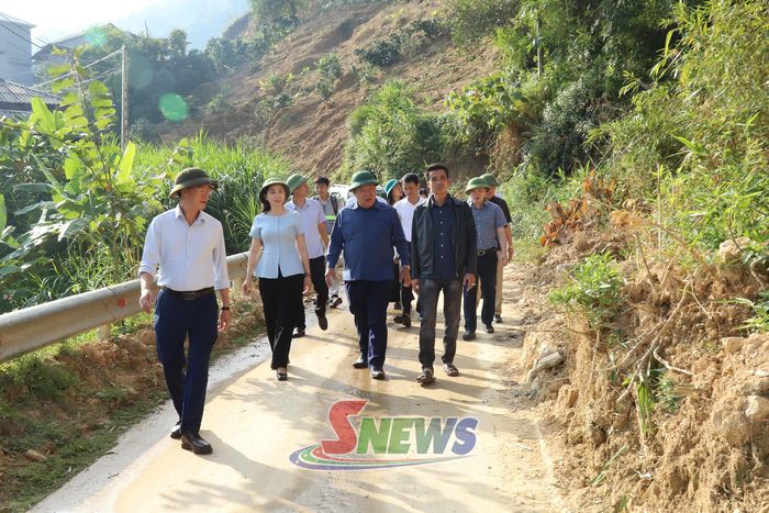Đoàn kiểm tra thực địa các điểm sạt lở trên tuyến giao thông.
