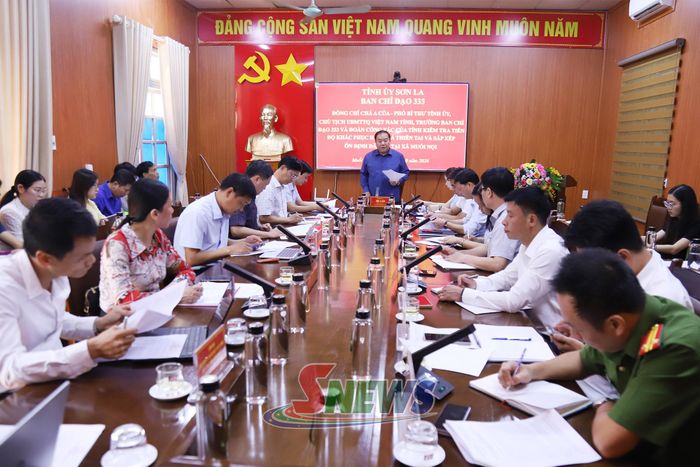 Đồng chí Chá A Của, Phó Bí thư Tỉnh ủy, Chủ tịch Ủy ban MTTQ Việt Nam tỉnh làm việc với xã Muổi Nọi.