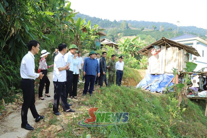 Đoàn khảo sát khu vực dự kiến để nghiên cứu, bố trí sắp xếp dân cư vùng thiên tai cấp bách.