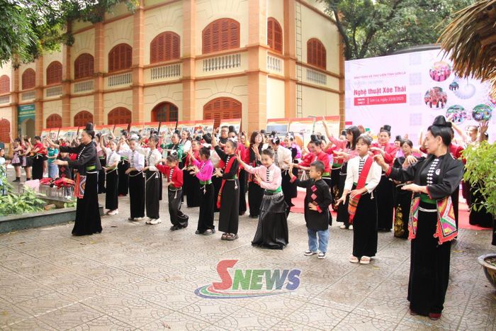 Các em học sinh trải nghiệm nghệ thuật Xòe Thái cùng nghệ nhân tại khuôn viên Di tích quốc gia đặc biệt Nhà tù Sơn La.