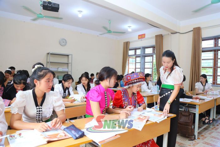 Nhiều trường học duy trì việc mặc trang phục dân tộc vào các ngày trong tuần.