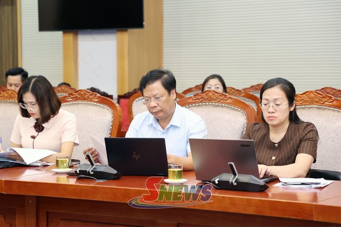 Các đại biểu dự cuộc họp.