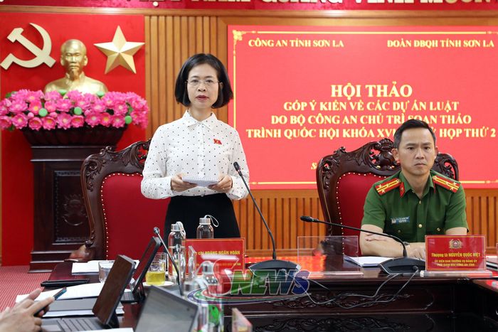 Đồng chí Hoàng Ngân Hoàn, Tỉnh ủy viên, Phó Trưởng đoàn đại biểu Quốc hội chuyên trách khóa XVI tỉnh Sơn La phát biểu tại Hội thảo